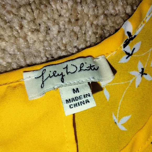 Lily White (Size M) Yellow Floral Print Button Keyhole Blouse - Picture 5 of 8